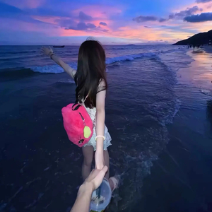 美女露出㊙️胸奶头亲吻
